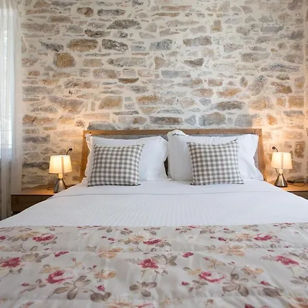 Sleeps 6 With Pool Air Con And Wifi * Ano Gatzea
